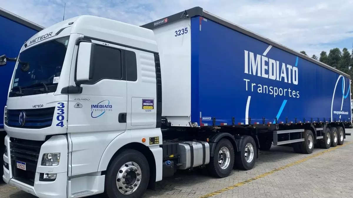 A foto mostra uma carreta da Imediato Transportes