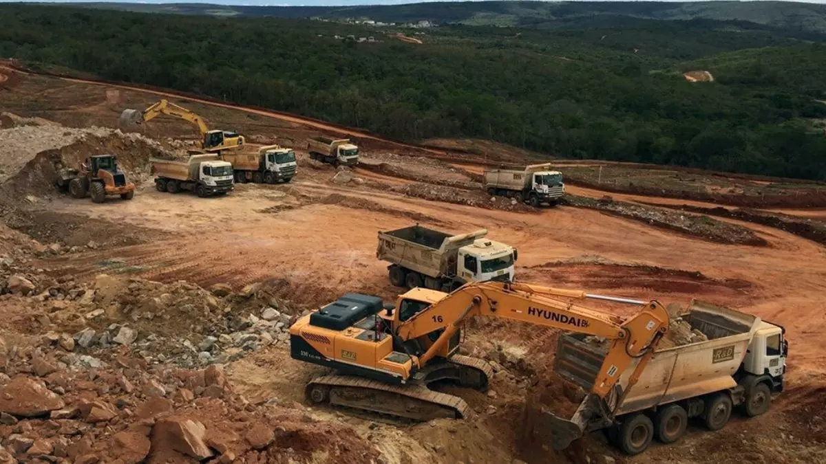 A foto mostra uma frota de caminhões da R&D Mineração