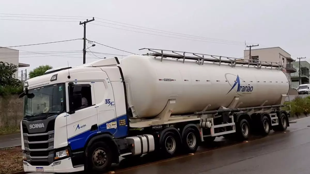 A foto mostra uma carreta da Aranão Transportes