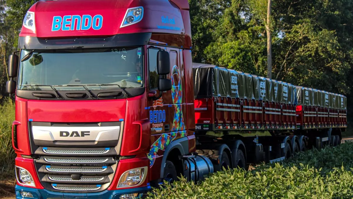 A foto mostra uma carreta da Bendo Transportes