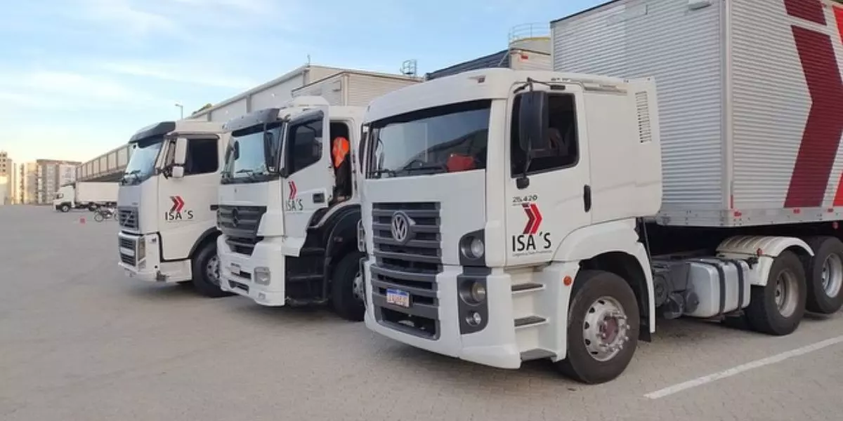 A foto mostra dois caminhões da Isa's Transportes