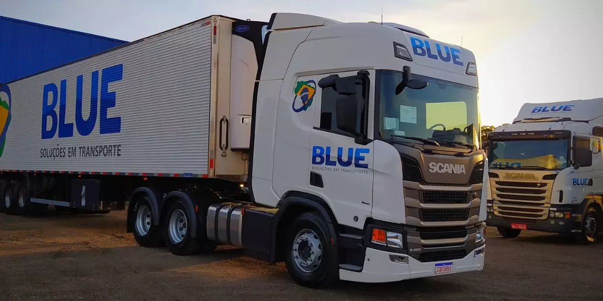 A foto mostra uma carreta da Blue Transportes