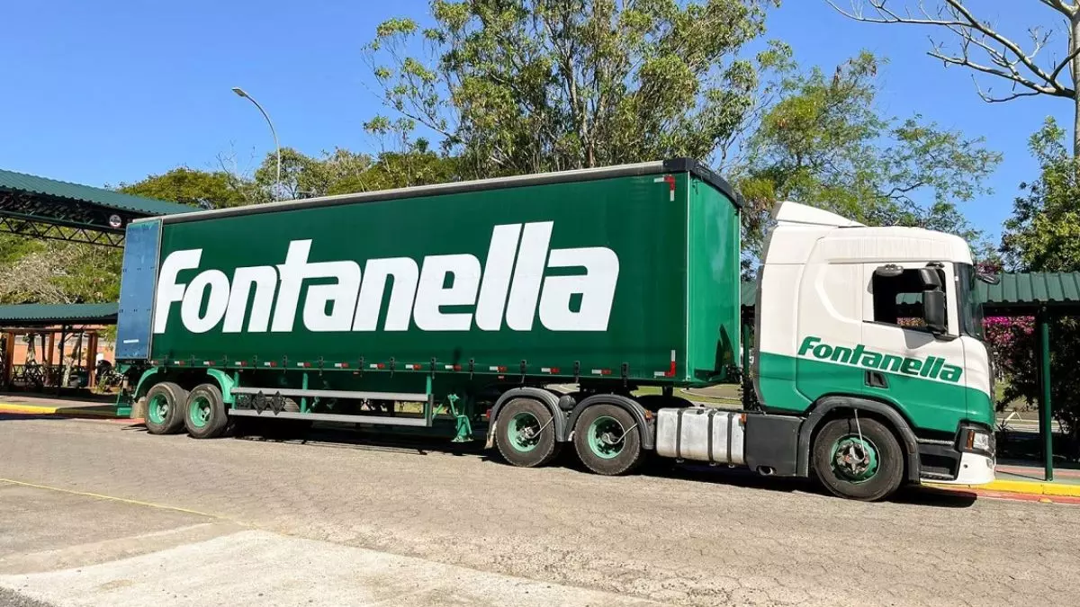 A foto mostra uma carreta da Fontanella Transportes