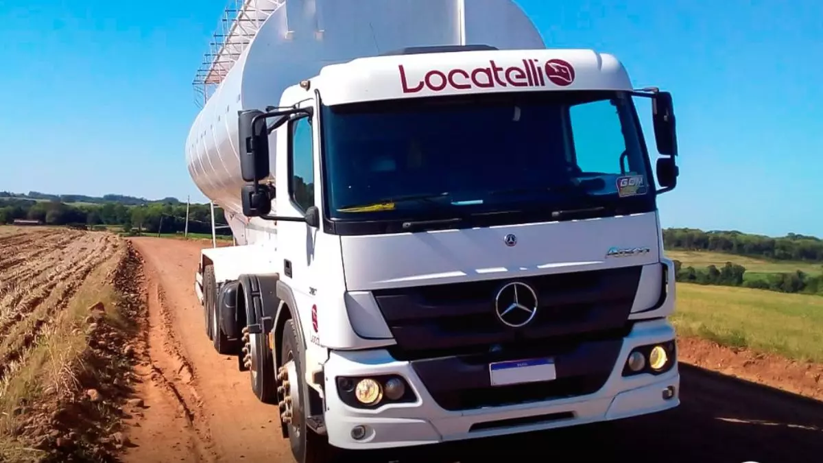 A foto mostra um caminhão da Locatelli Agrologística