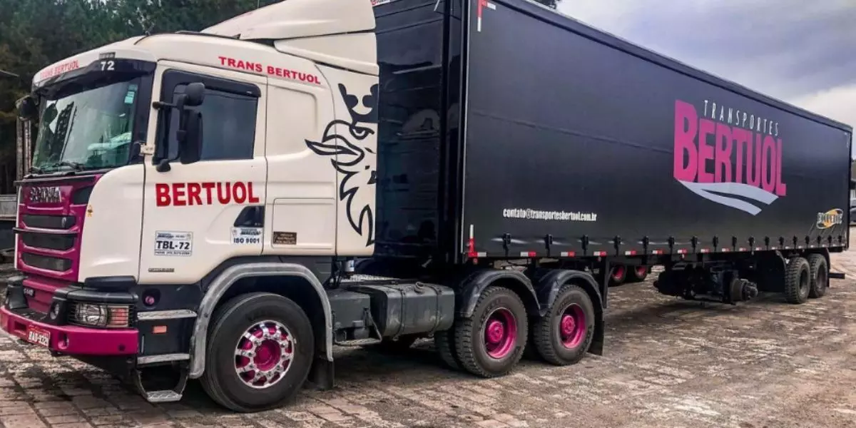 A foto mostra uma carreta da Transportes Bertuol