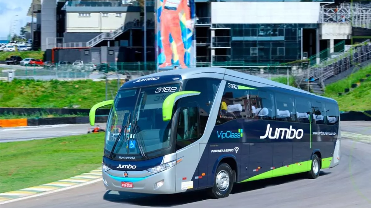 A foto mostra um ônibus da Jumbo Turismo