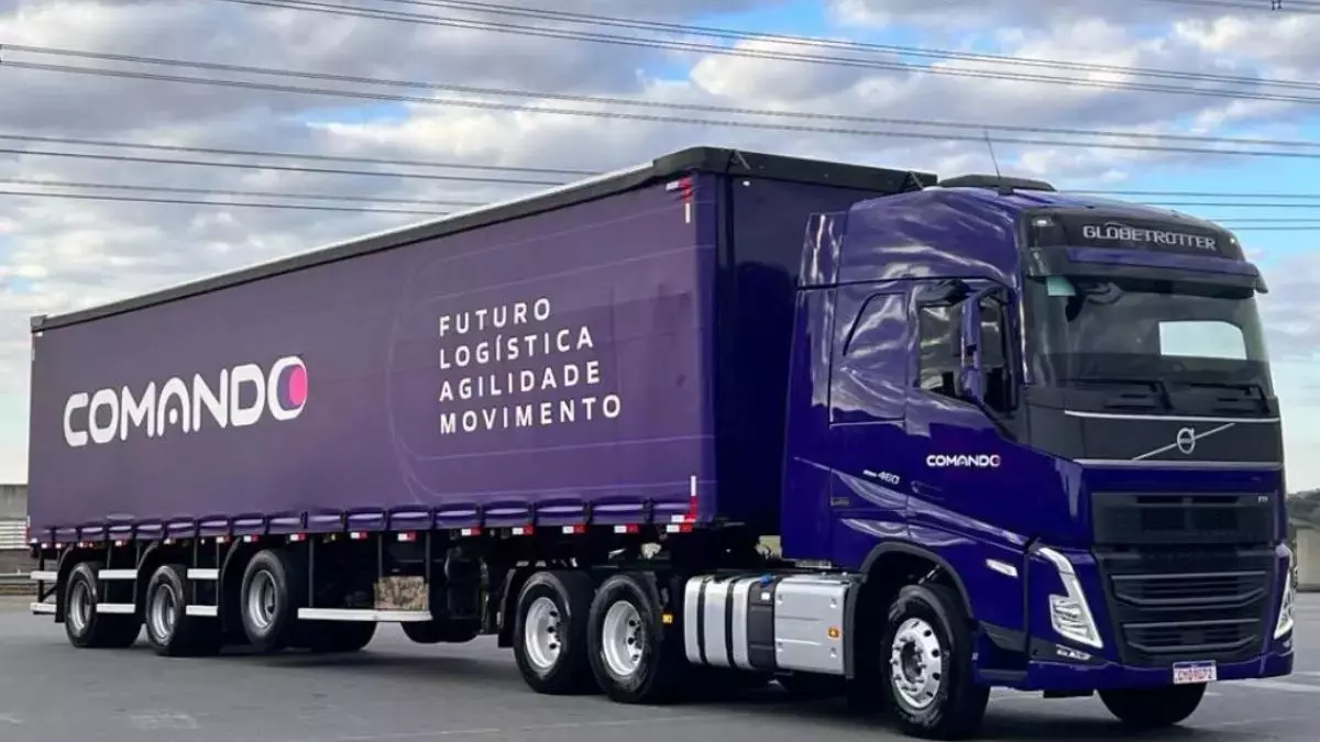 A foto mostra uma carreta da Comando Transporte e Logística