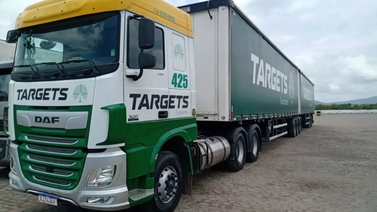 A foto mostra um bitrem da Targets Transportes