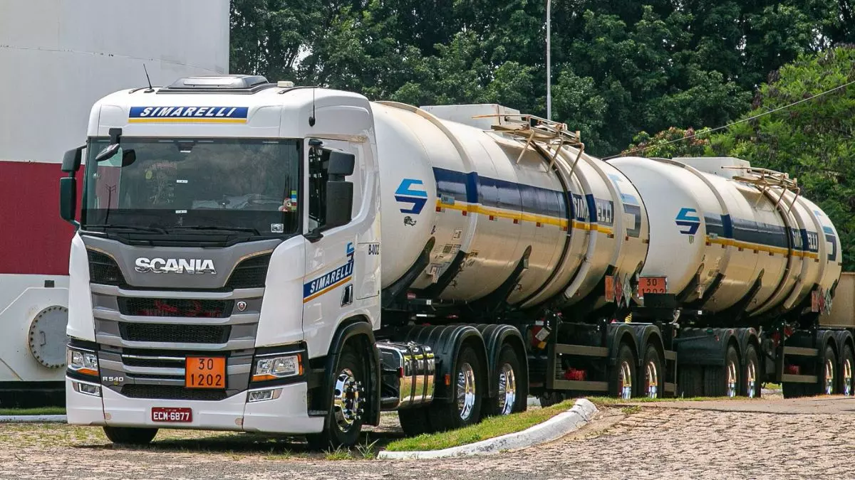 A foto mostra uma carreta da Simarelli Distribuidora