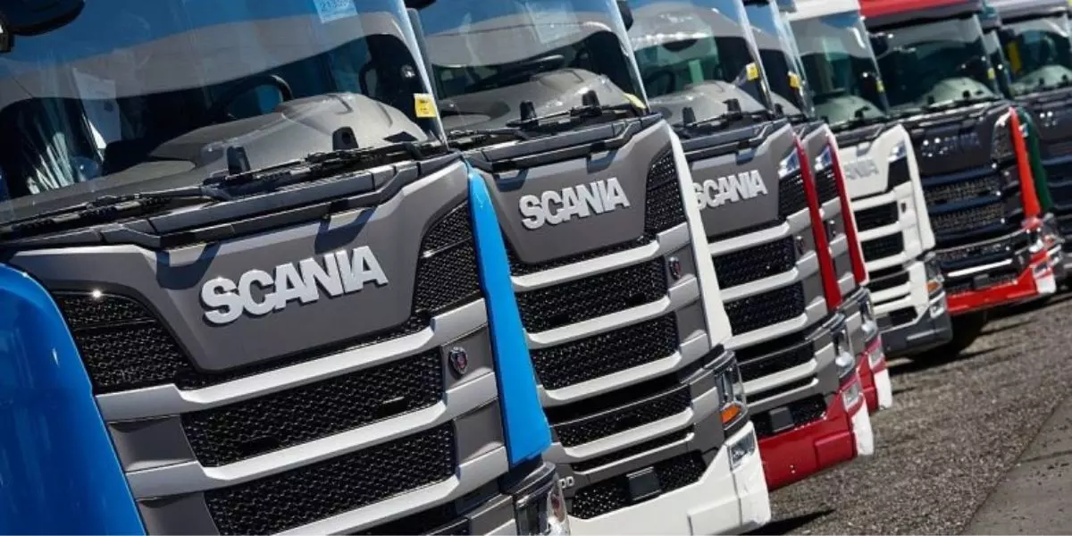 A foto mostra uma frota de carreta da Scania