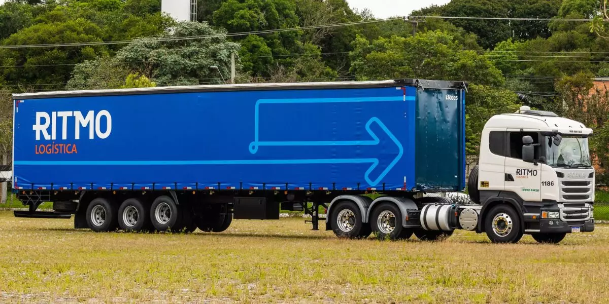 A foto mostra uma carreta da Ritmo Logística