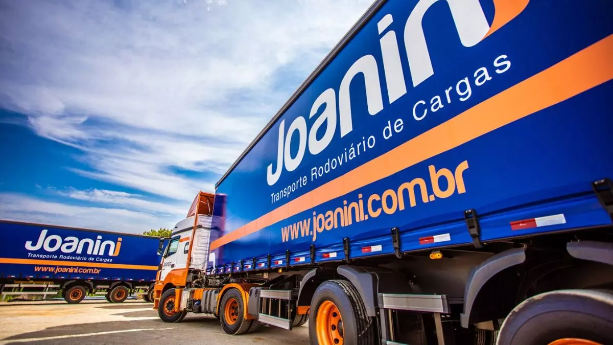 A foto mostra carretas da Joanini Transporte e Logística