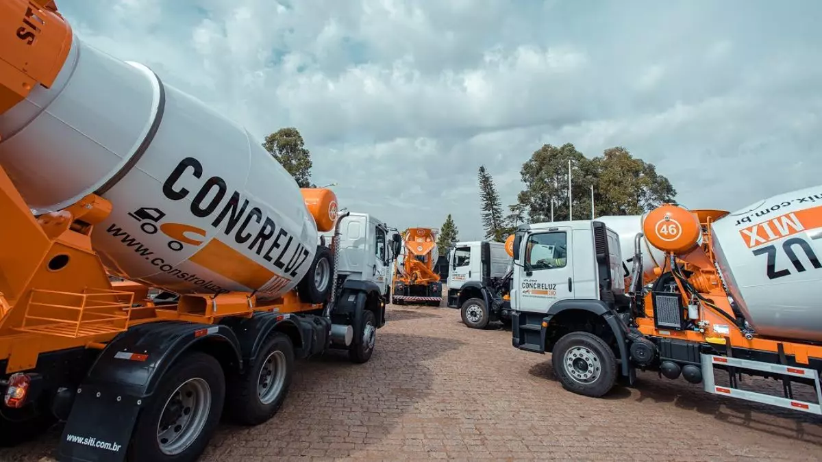 A foto mostra uma frota de caminhão da Concreluz