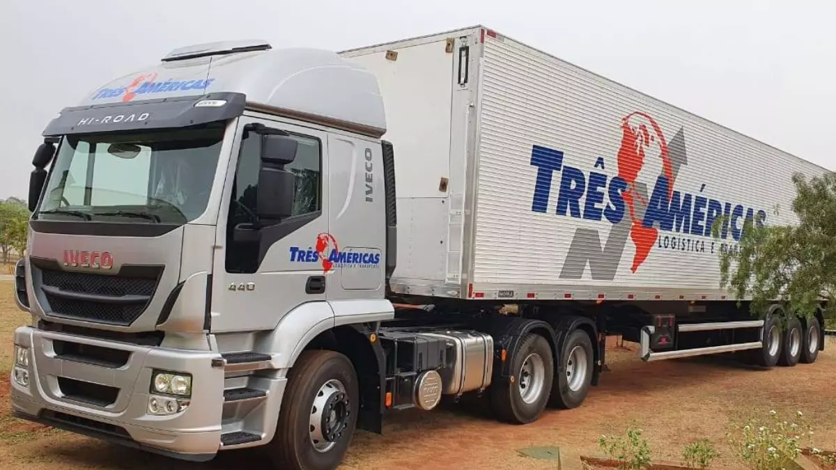 A foto mostra uma carreta da Três Américas Transportes