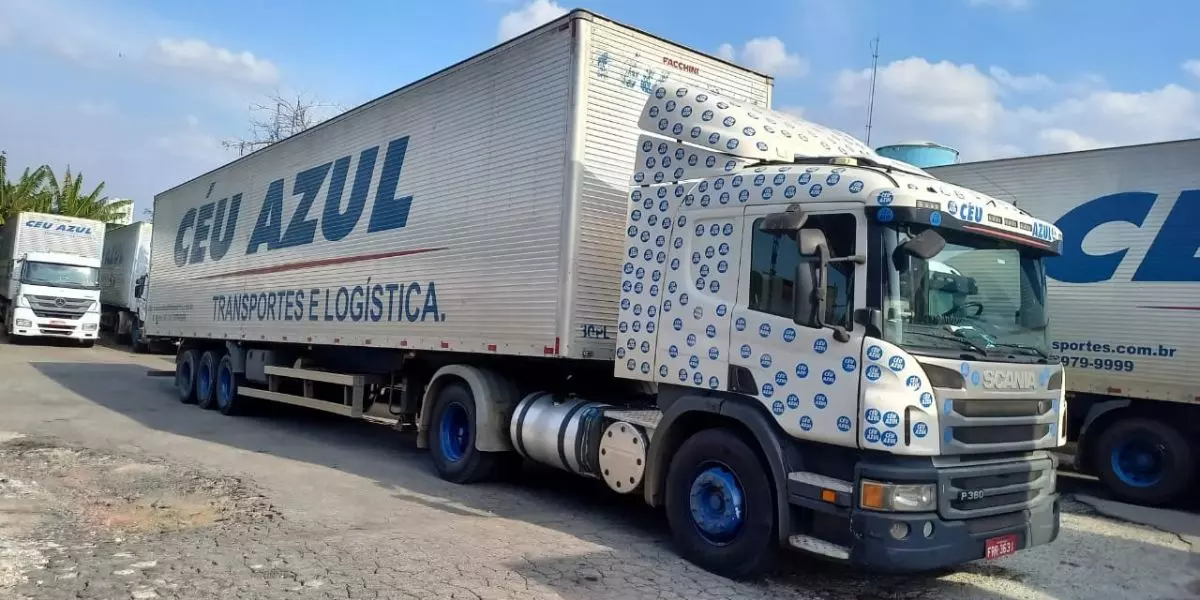 A foto mostra uma carreta da Céu Azul Transportes