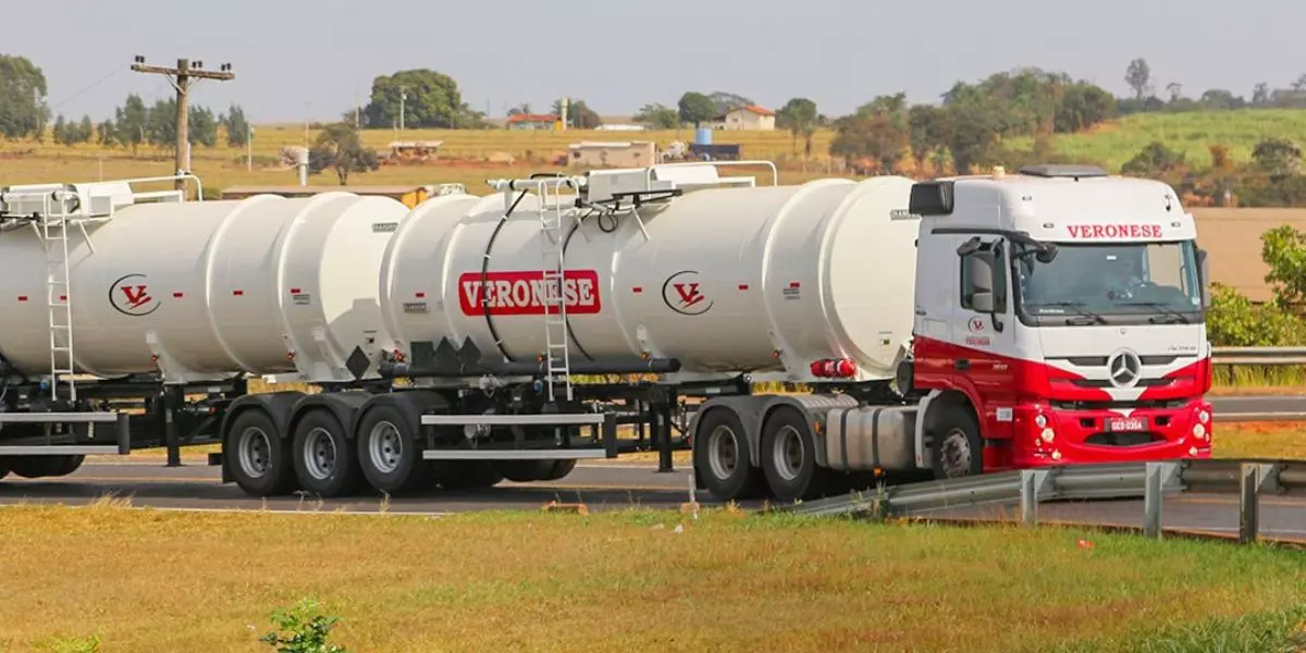 A foto mostra um bitrem da Veronese Transportes