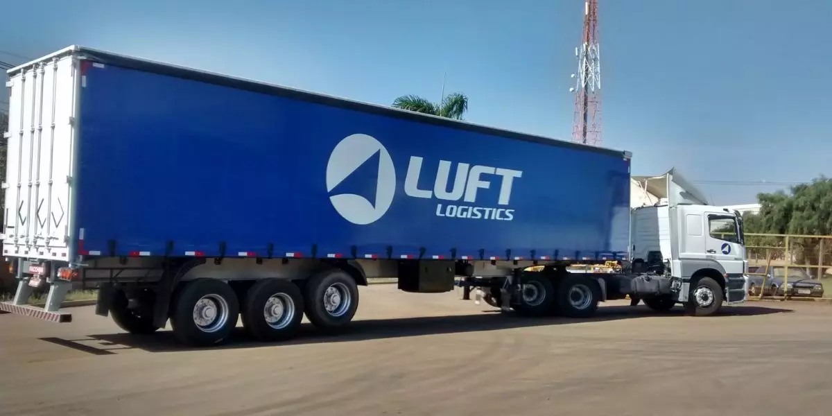 A foto mostra uma carreta da Luft Logistics