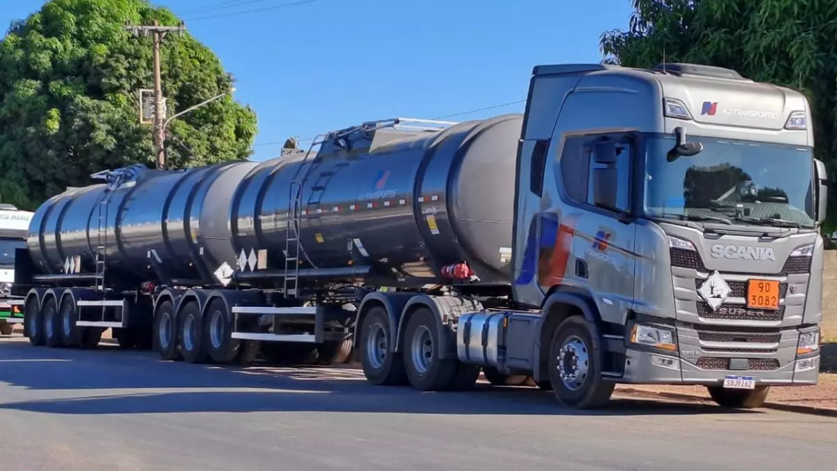 A foto mostra um rodotrem da AJ Transportes