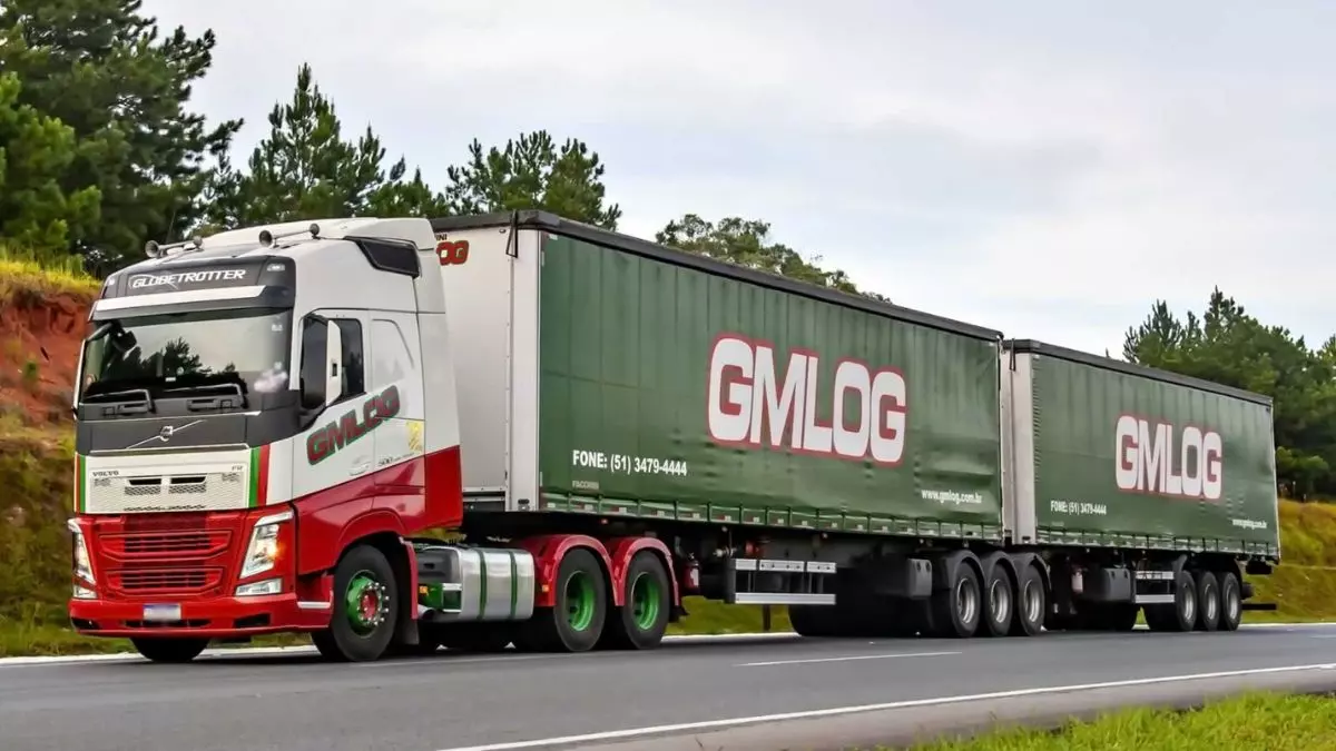 A foto mostra um bitrem 9 eixos da GMLOG Transportes