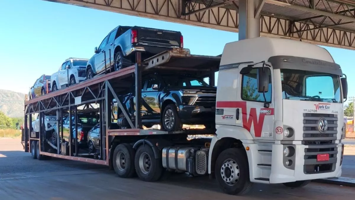 A foto mostra uma carreta da Work Car Transporte