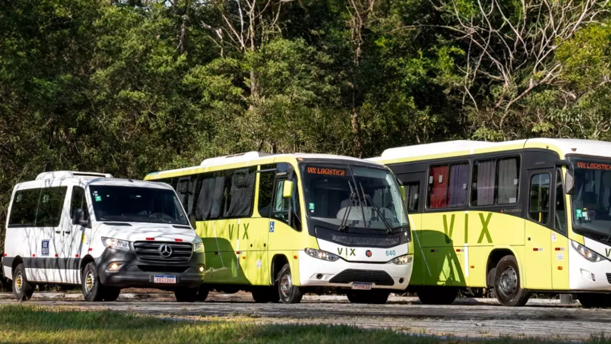 A foto mostra uma van, micro-ônibus e ônibus da Vix Logística