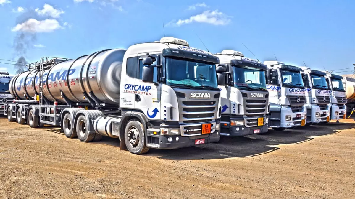 A foto mostra uma frota de carreta da GRYCAMP Transportes