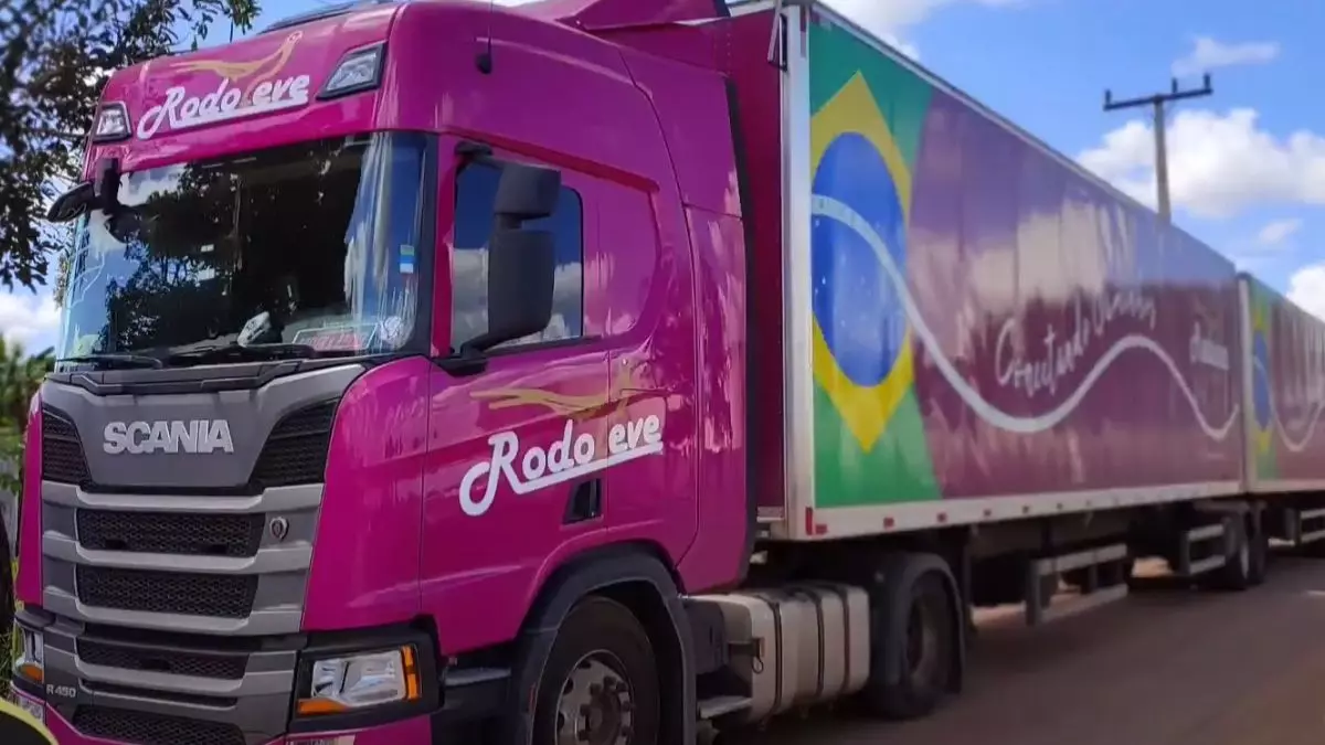 A foto mostra uma carreta da Rodoleve Transportes