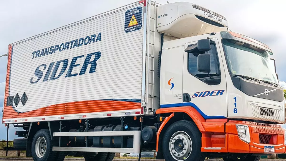 A foto mostra um caminhão da Transportadora Sider