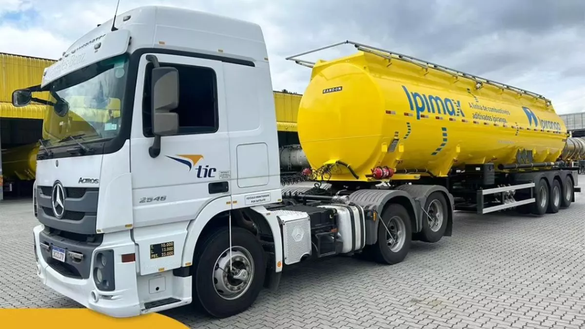 A foto mostra uma carreta da Tic Transportes