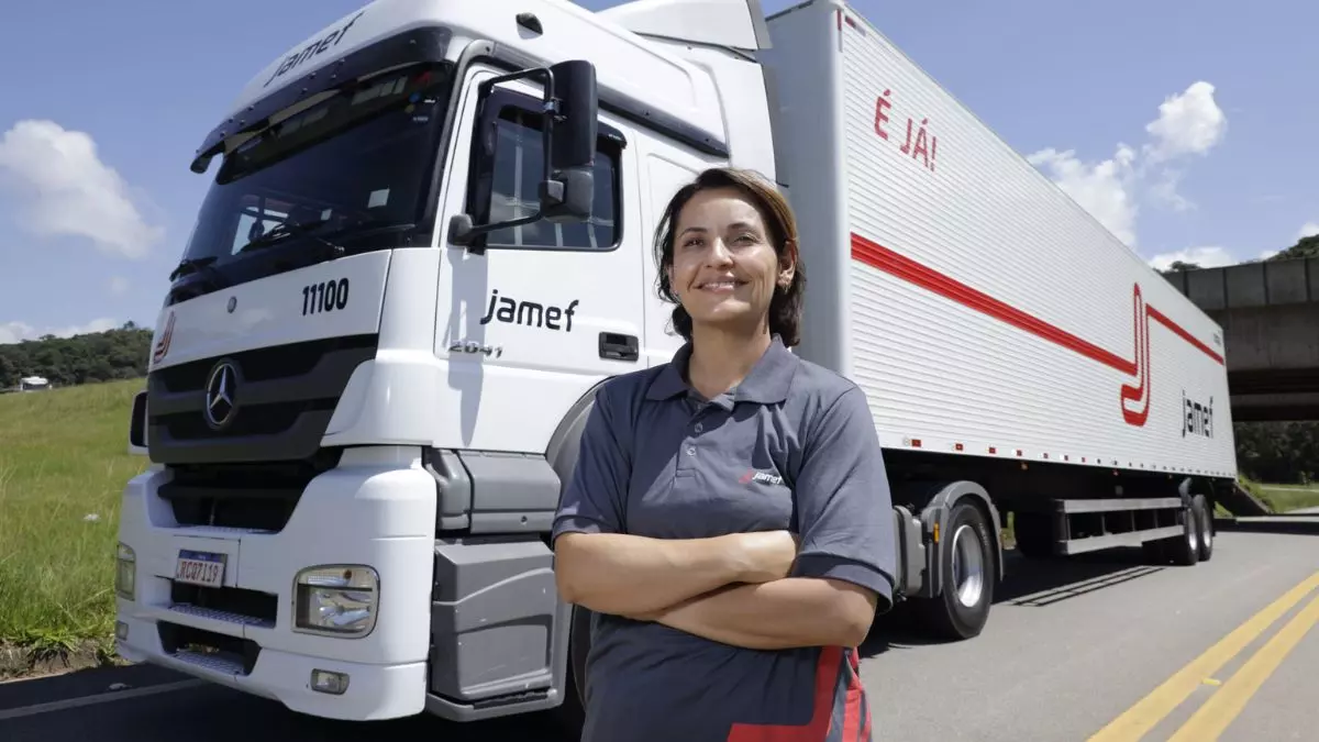 A foto mostra uma carreta e um motorista da Jamef