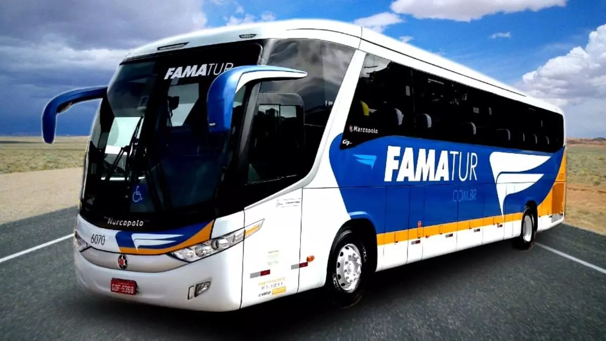 A foto mostra um ônibus da Famatur