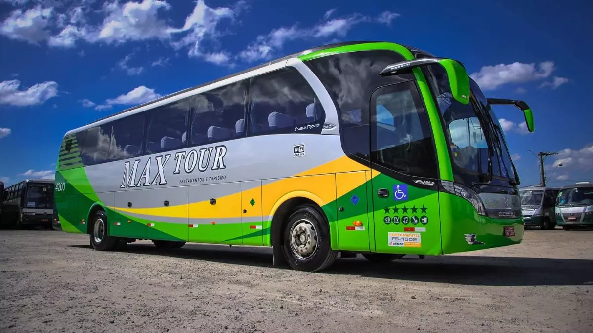 A foto mostra um ônibus da MAX TOUR