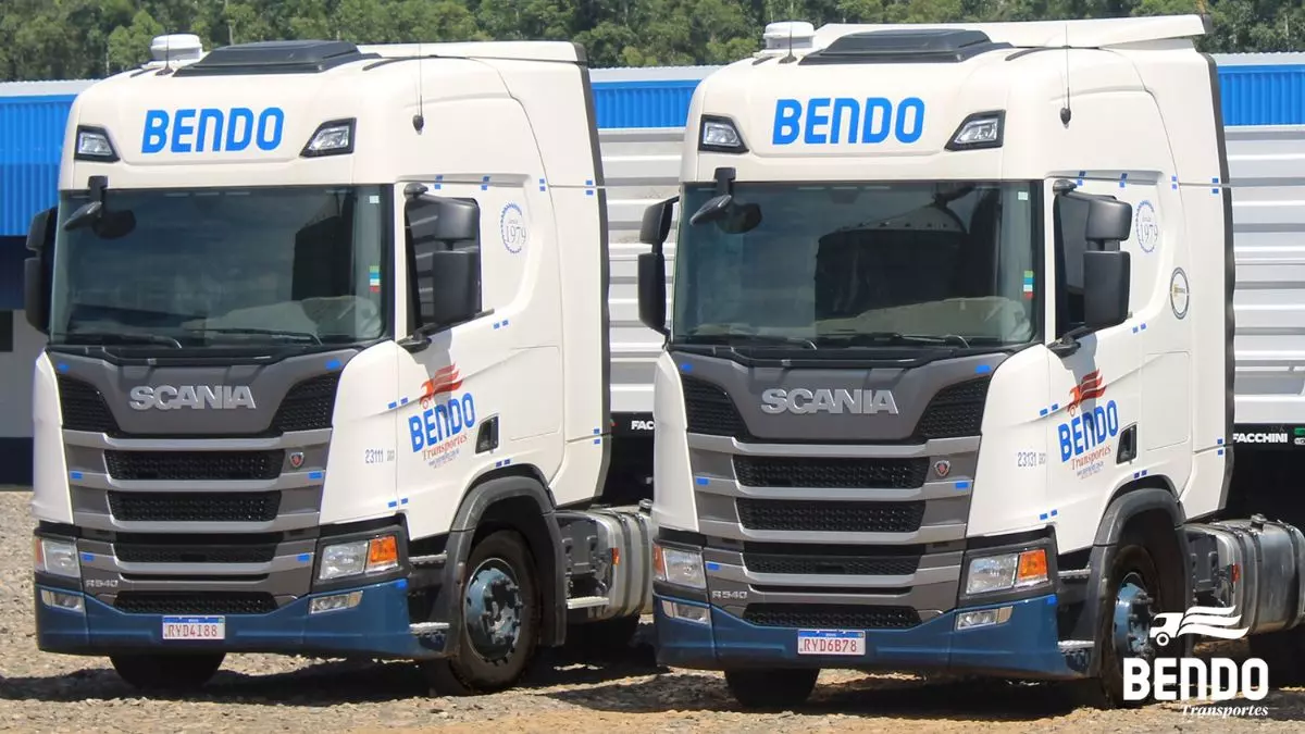 A foto mostra dois caminhões da Bendo Transportes