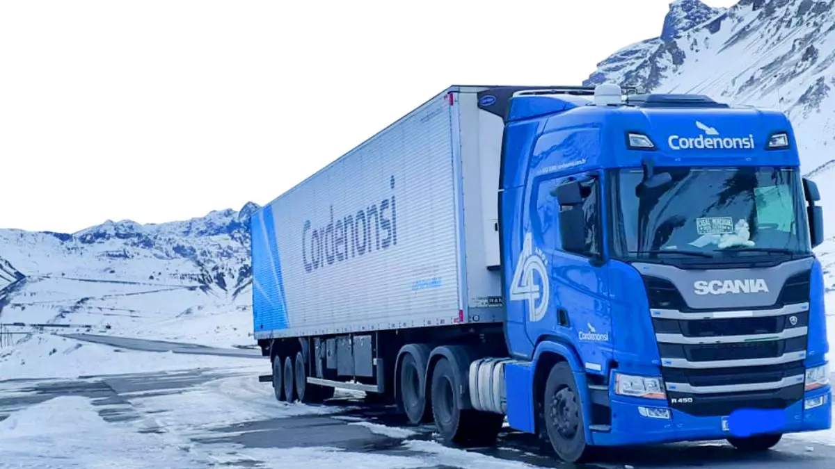 A foto mostra uma carreta da Cordenonsi