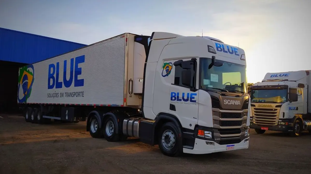 Frota de caminhão da empresa Blue Transportes