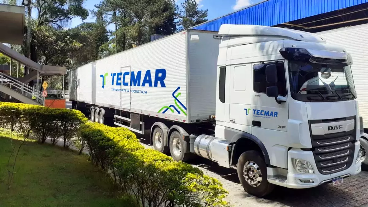 A foto mostra uma carreta da Tecmar Transportes