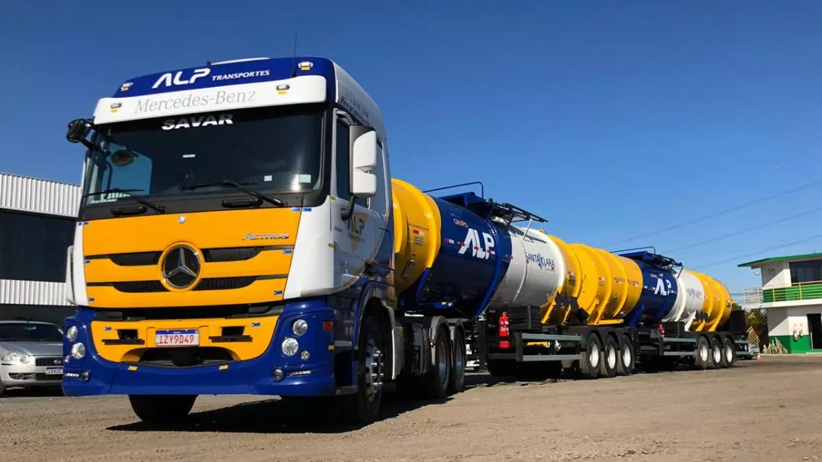 A foto mostra uma carreta do Grupo ALP Transportes