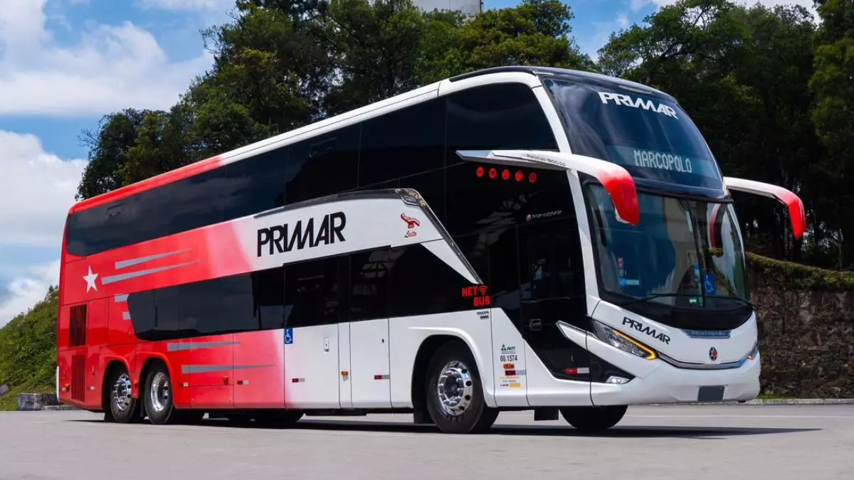 A foto mostra um ônibus rodoviário da Primar Turismo