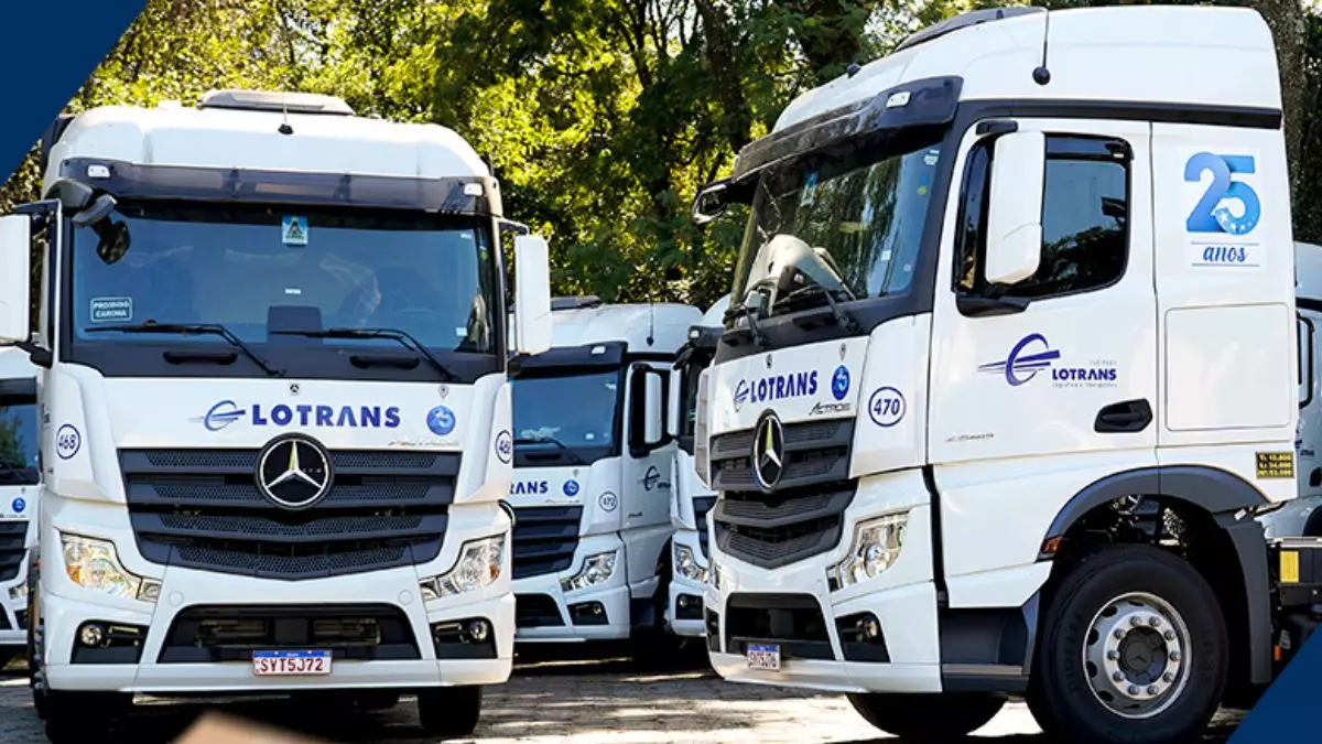 A foto mostra uma frota de carretas da Lotrans Transportes