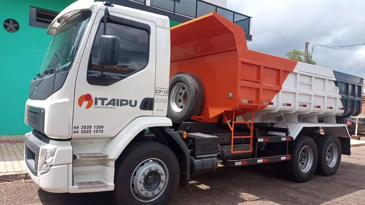 A foto mostra um caminhão basculante da Itaipu Engenharia