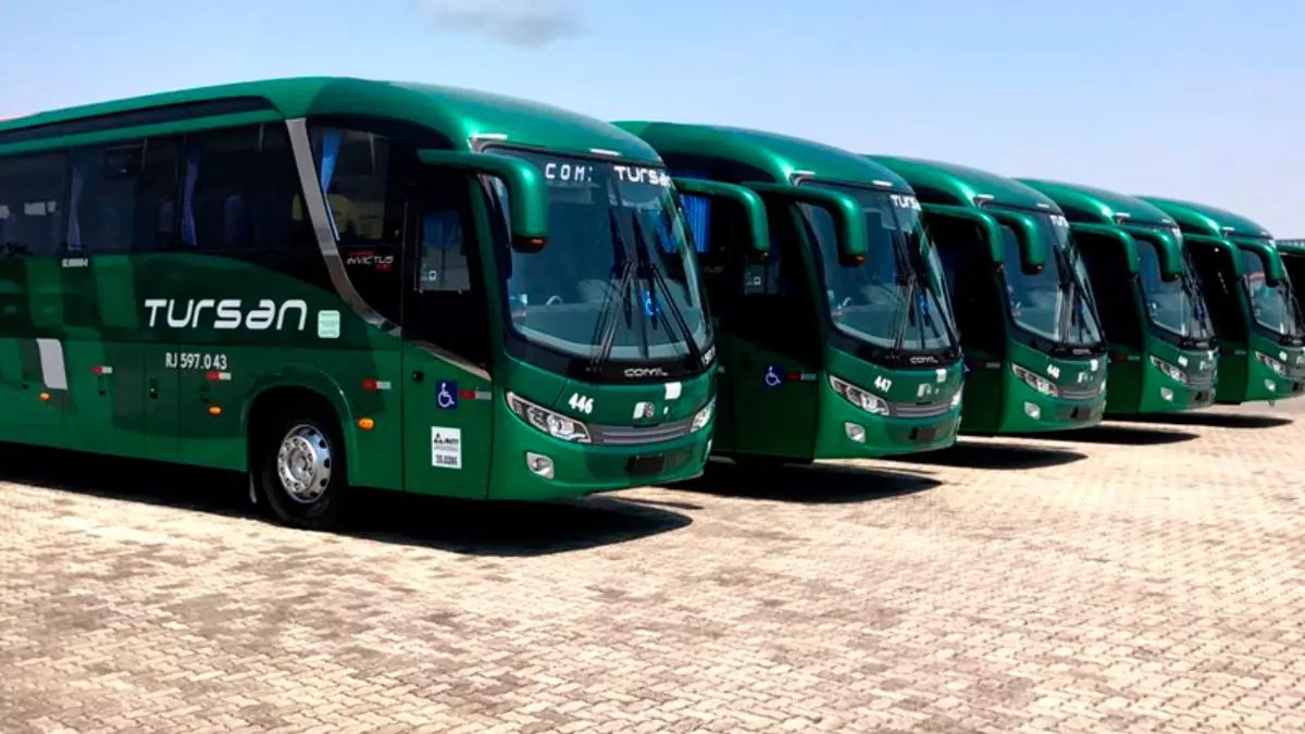 A foto mostra uma frota de ônibus da Tursan Turismo