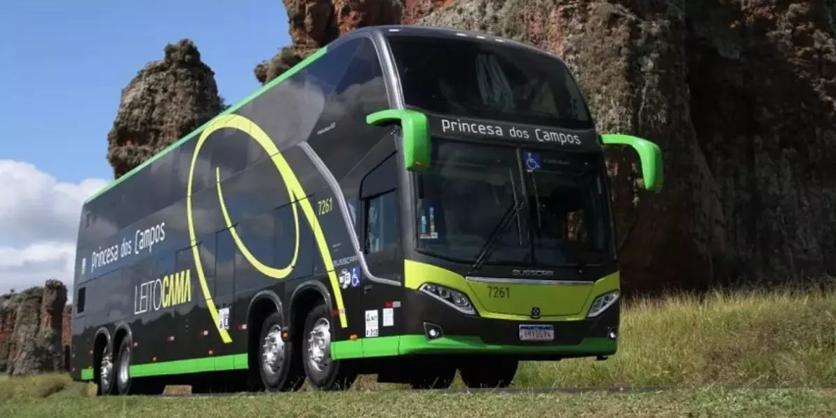 A foto mostra um ônibus rodoviário da Expresso Princesa dos Campos