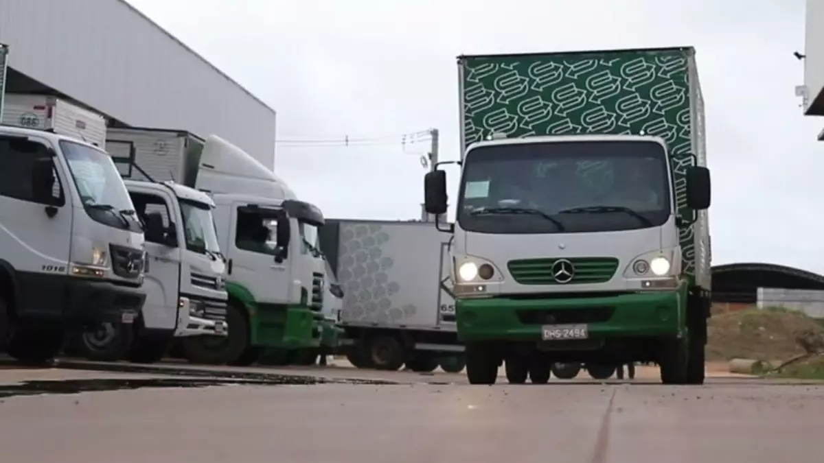 A foto mostra uma frota de caminhões da Solidez Transportes