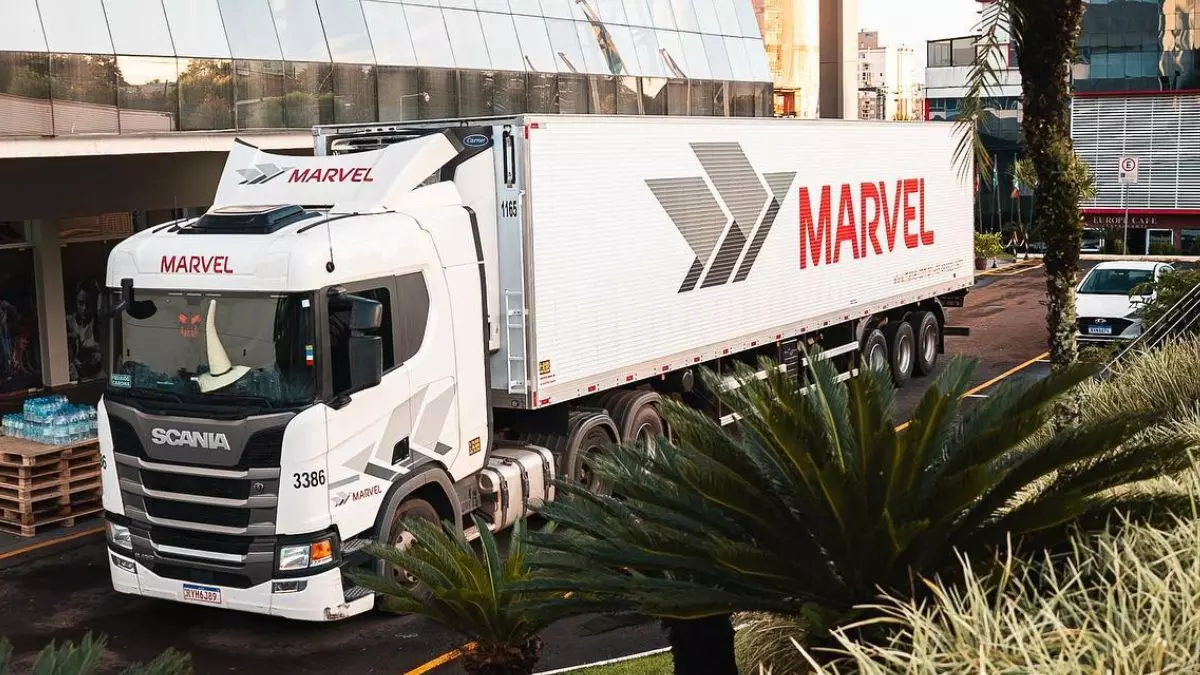 A foto mostra uma carreta da Transportes Marvel