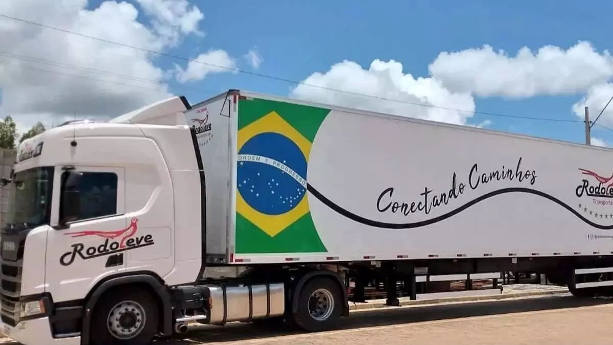 A foto mostra uma carreta da Rodoleve Transportes