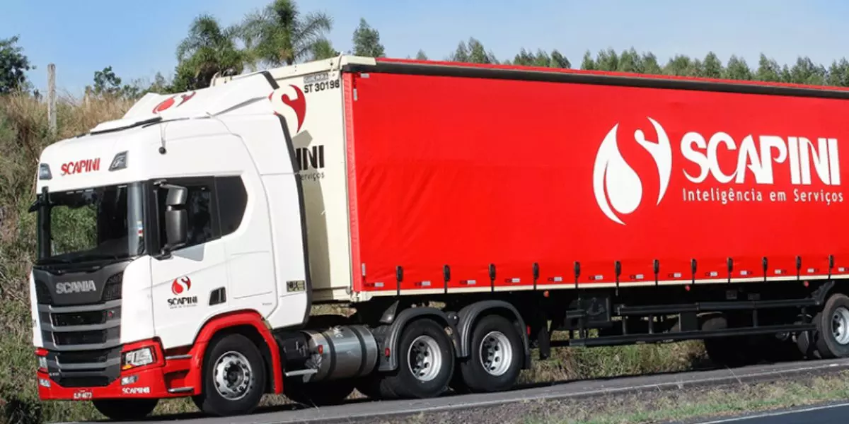 A foto mostra uma carreta da Scapini Transportes