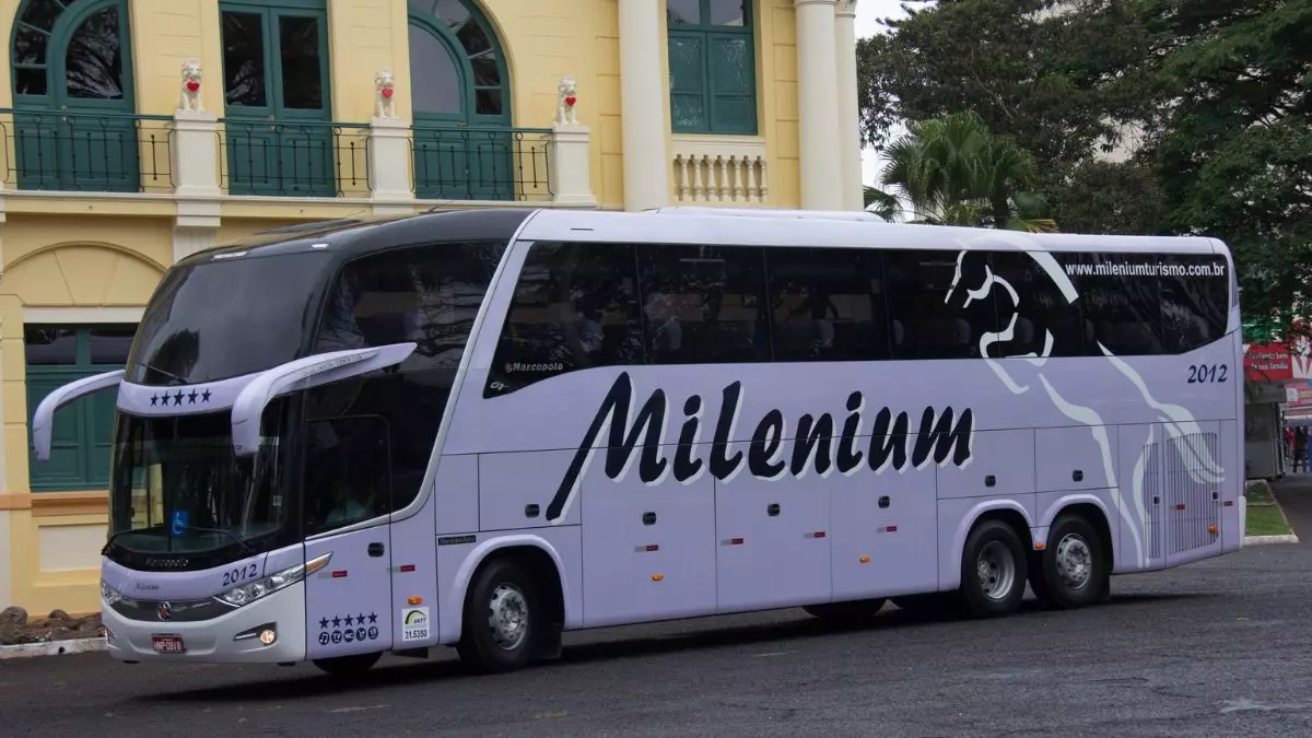 A foto mostra um Ônibus da Milenium Transportes