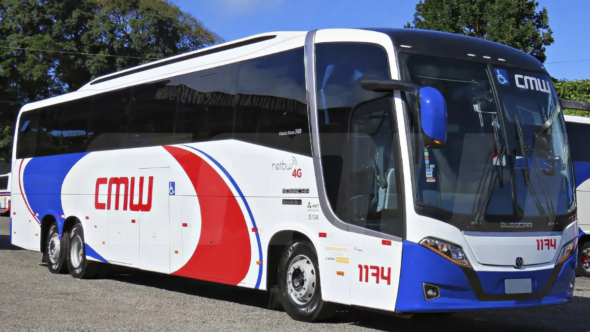 Ônibus da frota da empresa CMW Transportes