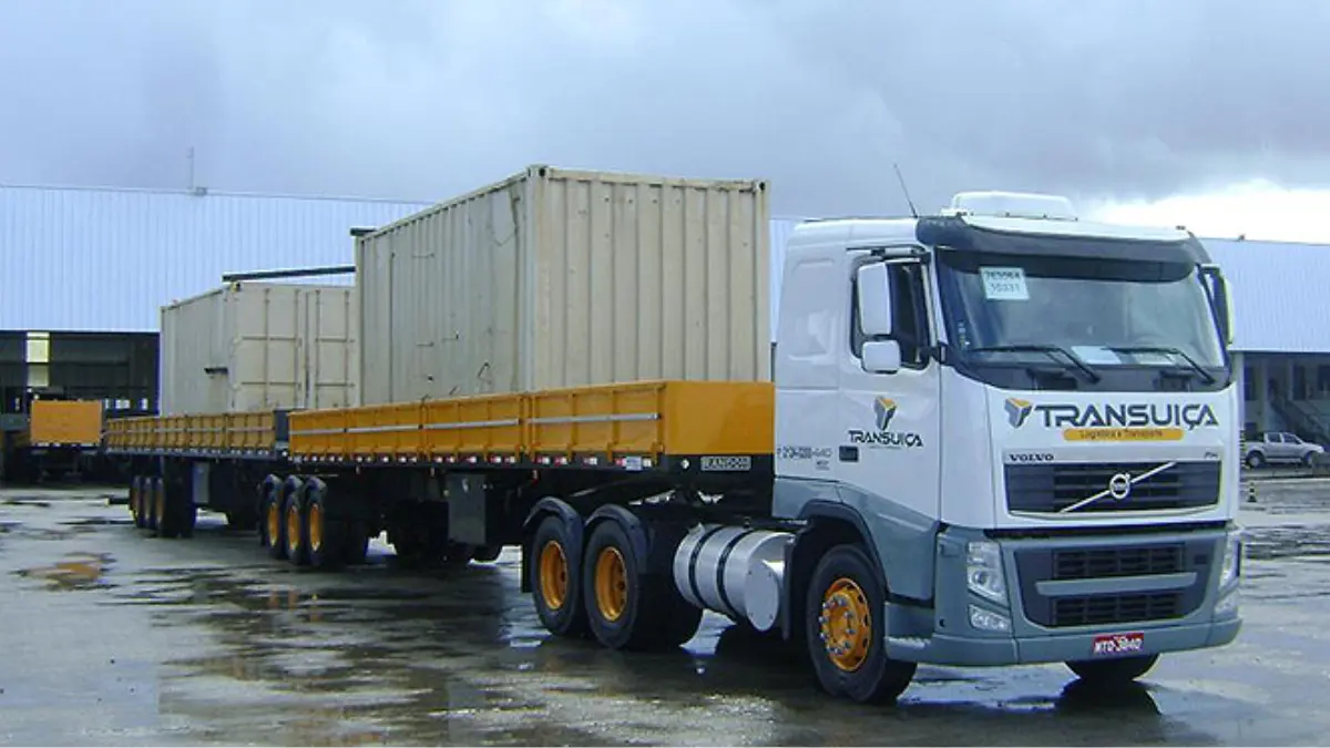 Caminhão da frota da empresa Transuiça Logística e Transporte