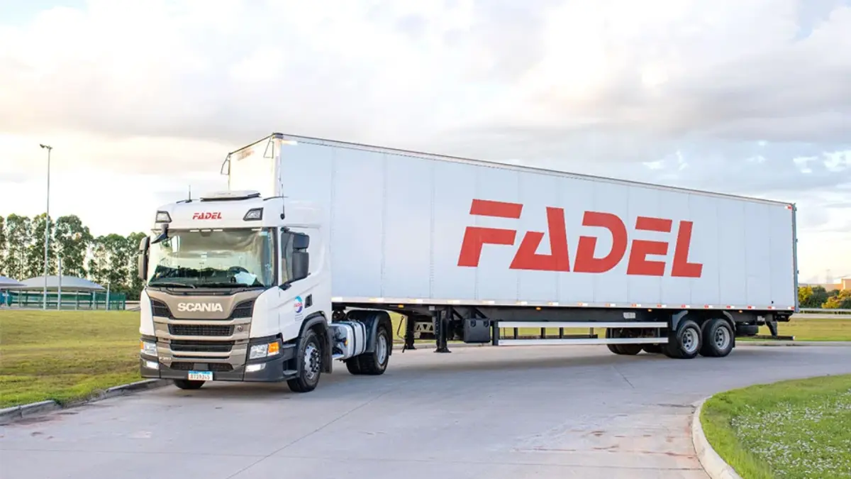 Caminhão da frota da empresa Fadel Transportes e Logística